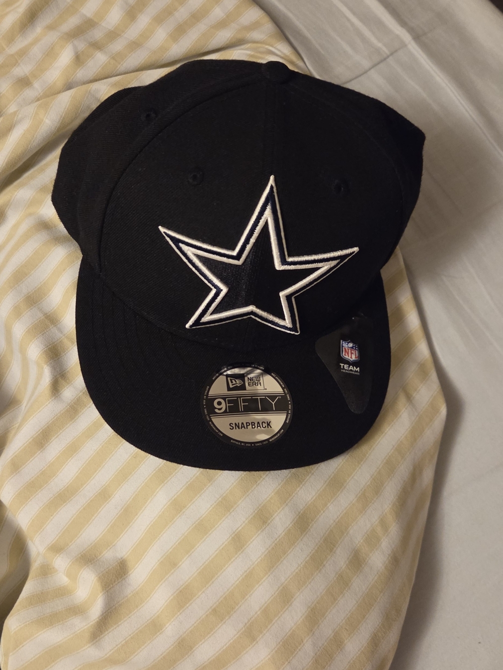 New Era Men's Black Snapback Hat with White Star
